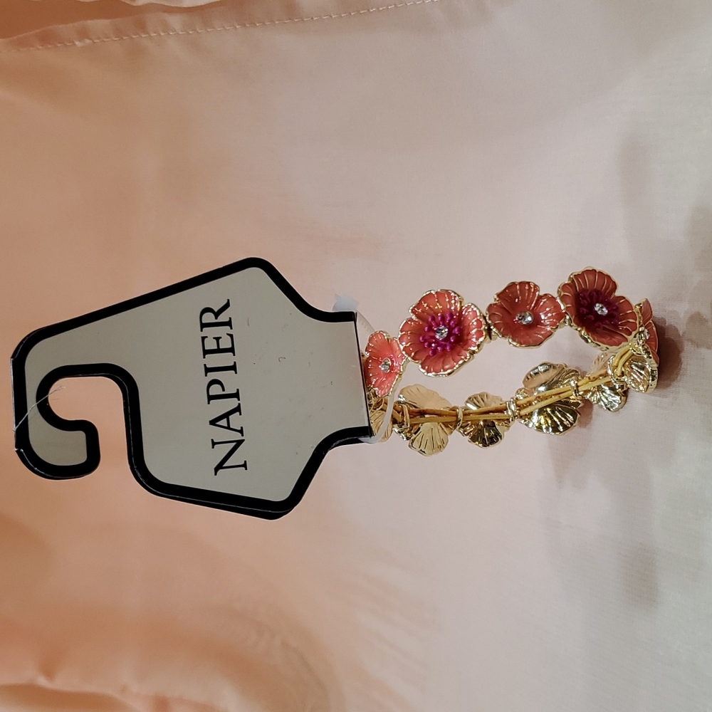 BOGO 💥💥 NWT Napier Gold Tone Poppy Blooms Stretch Bracelet 💥💥